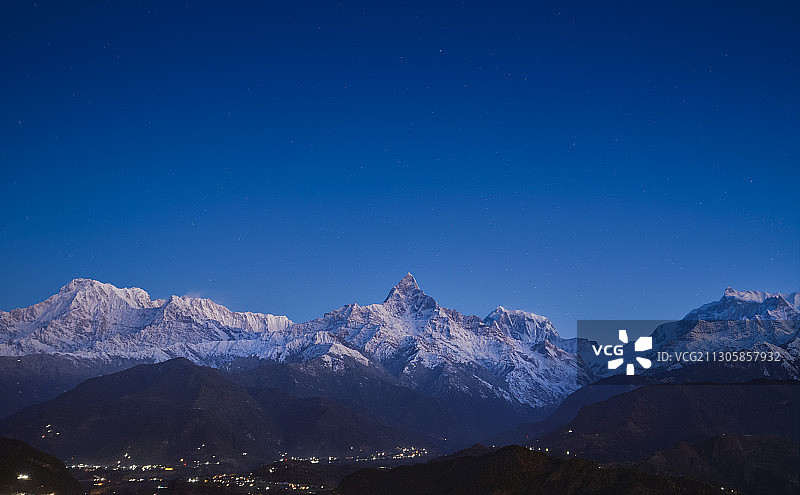 尼泊尔博卡拉安纳普尔娜地区看到的日出的山峰，鱼尾峰，喜马拉雅图片素材