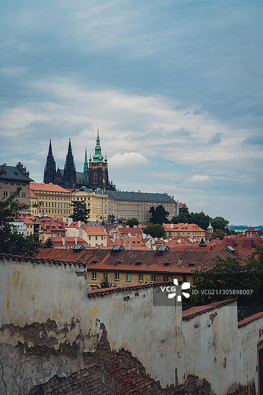 从斯塔拉霍夫修道院外俯瞰布拉格城区图片素材