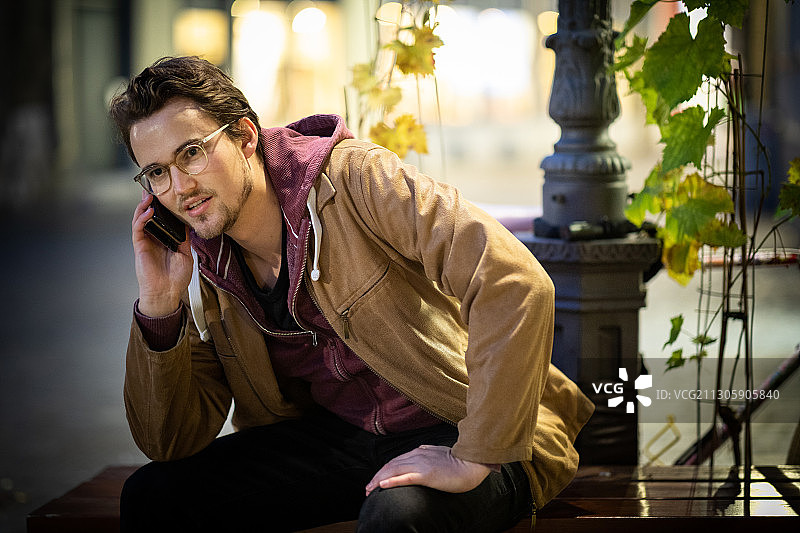 使用智能手机的年轻男人肖像图片素材