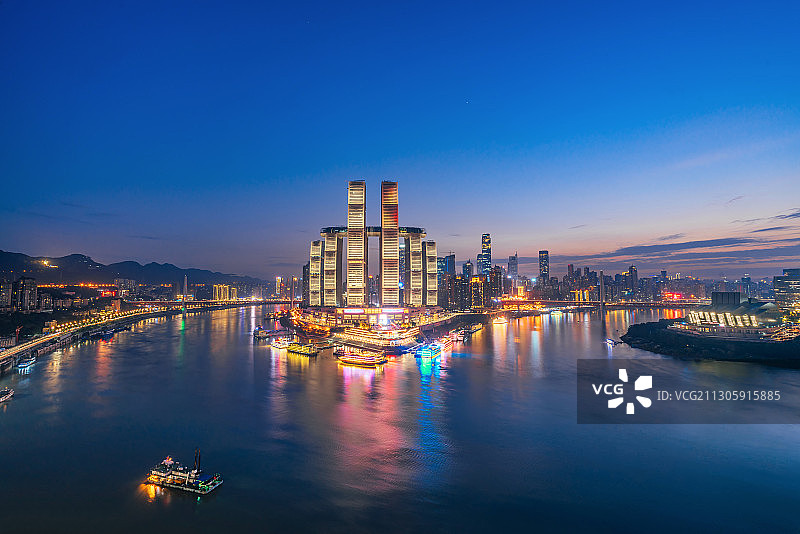 中国重庆朝天门沿岸高楼和重庆大剧院夜景图片素材