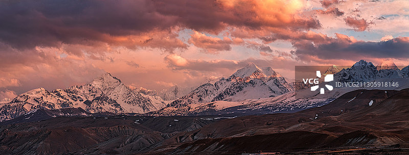 环绕西藏阿里普兰县的喜马拉雅山脉西段雪山图片素材