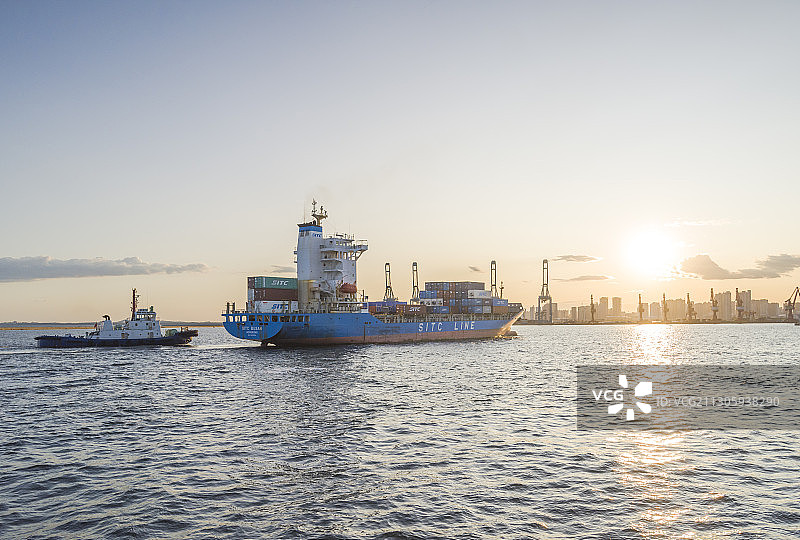 船进港图片素材