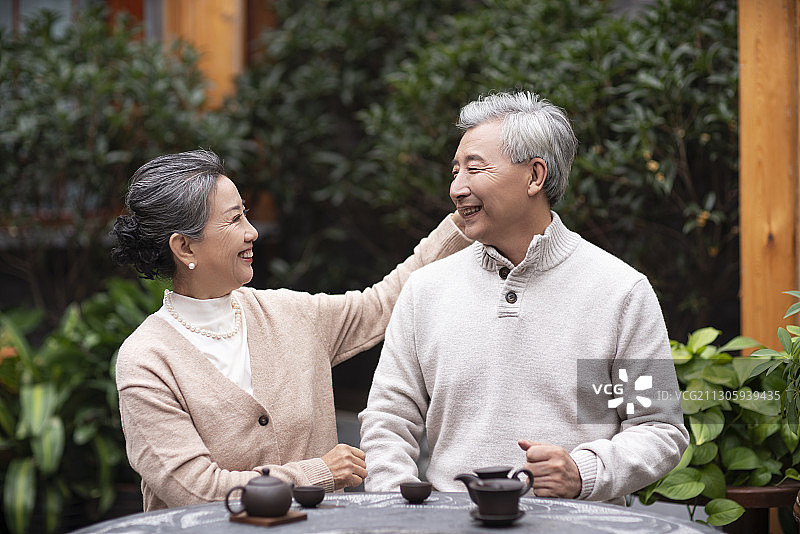 老年夫妇在院子喝茶聊天图片素材