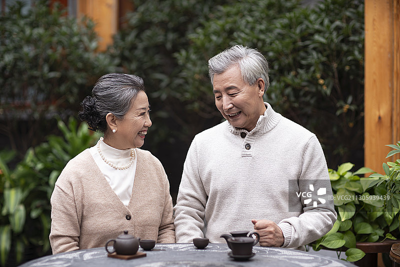 老年夫妇在院子喝茶聊天图片素材