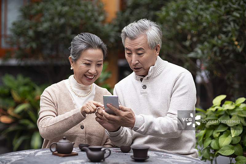 老年夫妇使用智能手机图片素材