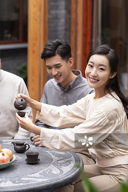 幸福的一家人在院子喝茶聊天图片素材