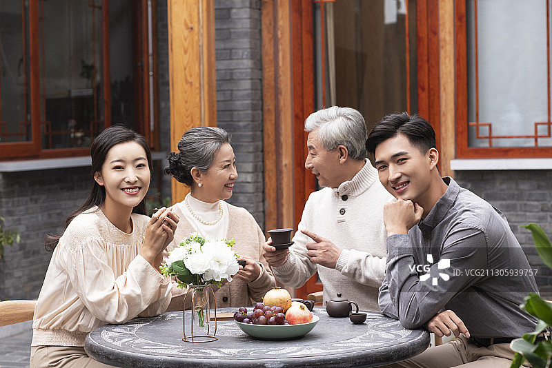 幸福的一家人在院子喝茶聊天图片素材