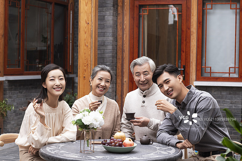 幸福的一家人在院子喝茶聊天图片素材