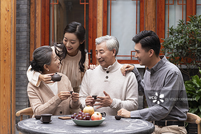 幸福的一家人在院子喝茶聊天图片素材