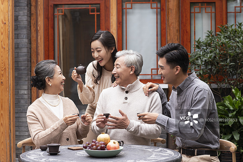 幸福的一家人在院子喝茶聊天图片素材