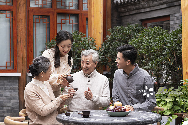 幸福的一家人在院子喝茶聊天图片素材