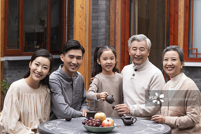 快乐的一家人在院子喝茶聊天图片素材