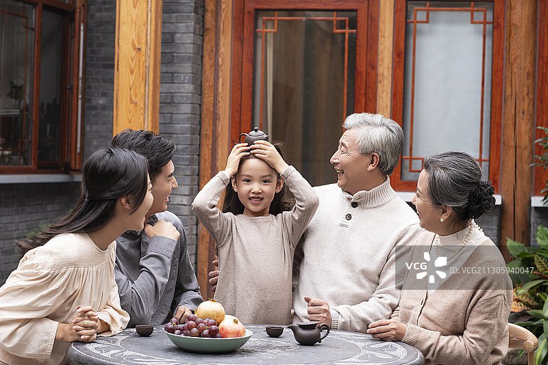 快乐的一家人在院子喝茶聊天图片素材