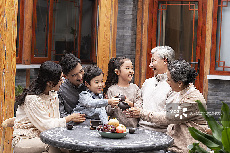 快乐的一家人在院子喝茶聊天图片素材