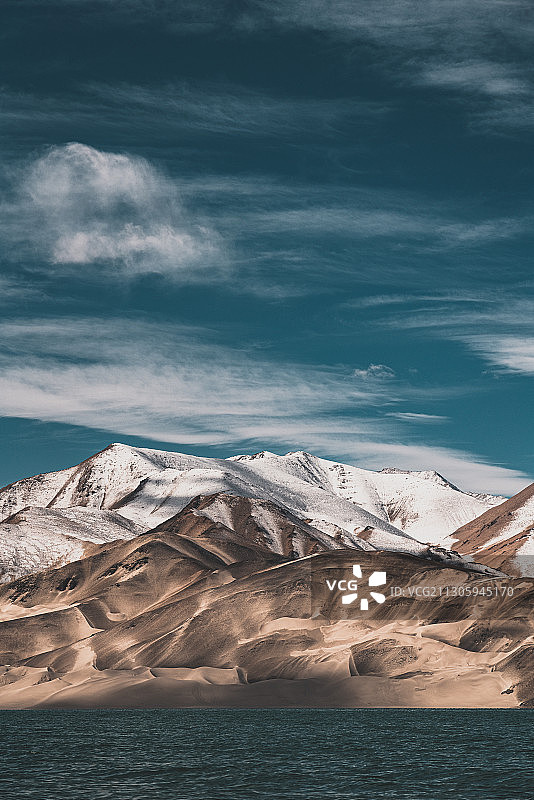 雪山下的白沙湖图片素材