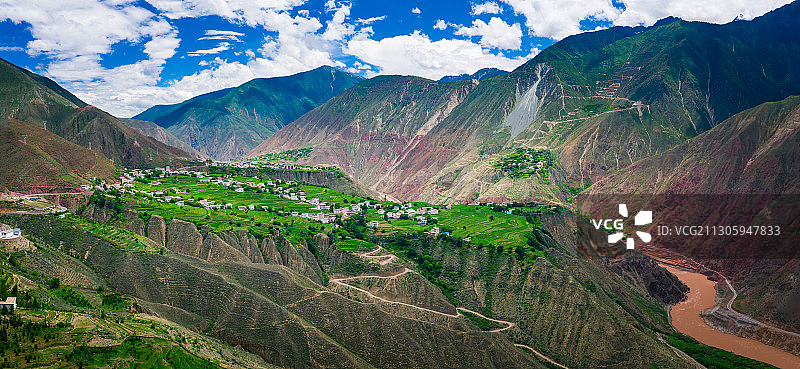 中国西藏G214国道滇藏线澜沧江风光图片素材