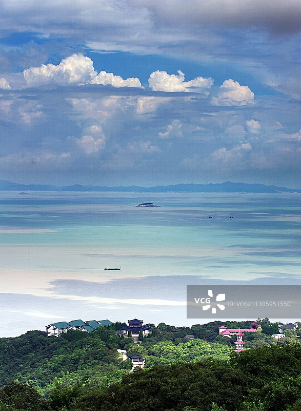 俯拍蓝天白云大海映衬下的普陀寺庙图片素材
