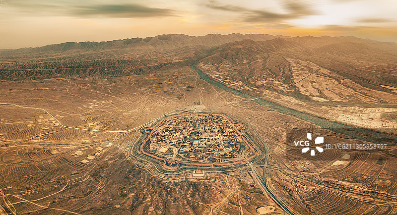 航拍甘肃西北戈壁上的明代古城永泰古城图片素材