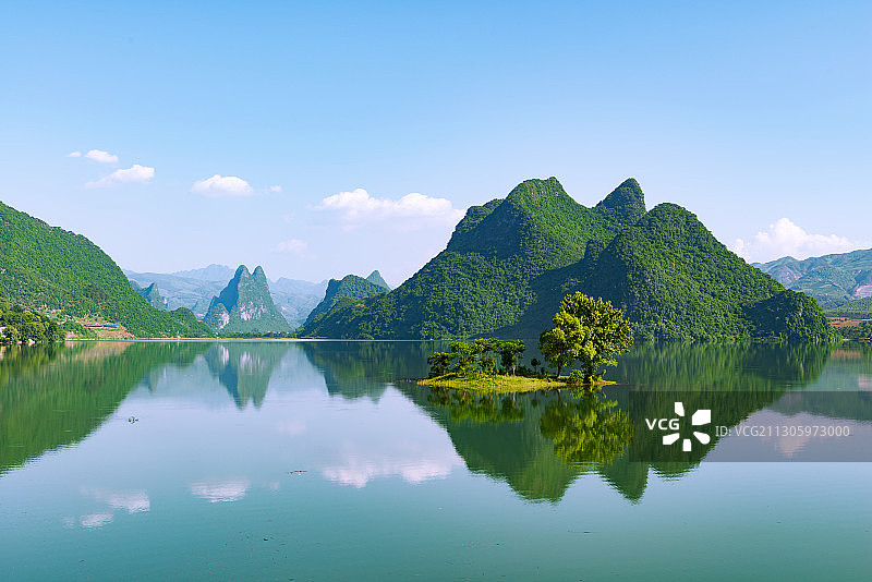 蓝天白云下群山环绕的湖水图片素材