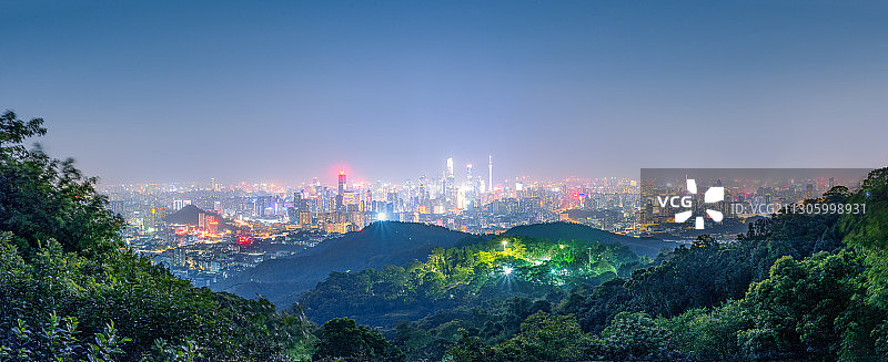 白云山俯瞰广州CBD金融区夜景全景图片素材