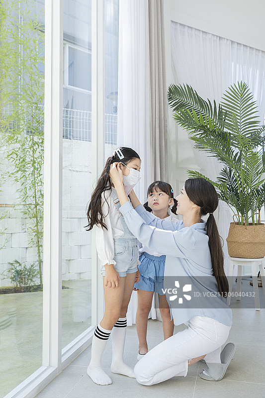 快乐的年轻母亲和两个女儿的家庭合影311图片素材