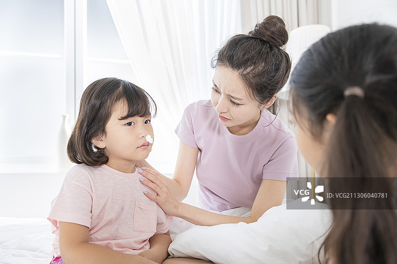 幸福快乐的一家人，年轻妈妈和两个女儿图片素材