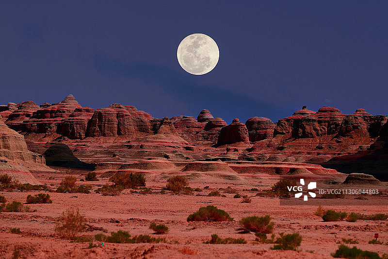 大漠圆月图片素材