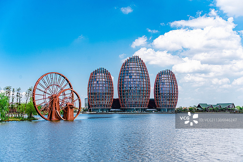 水天一色中的建筑图片素材