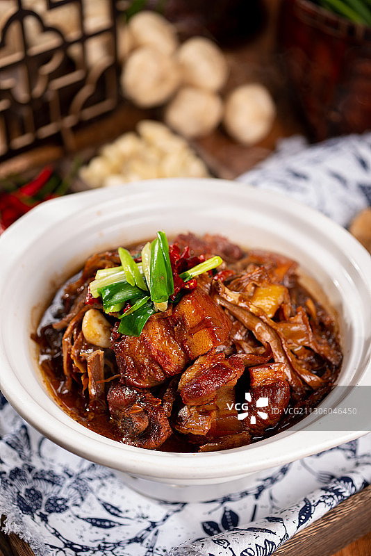 野山笋红烧肉图片素材
