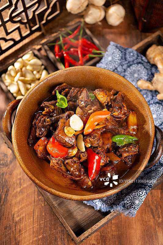 地锅红烧土鸡图片素材