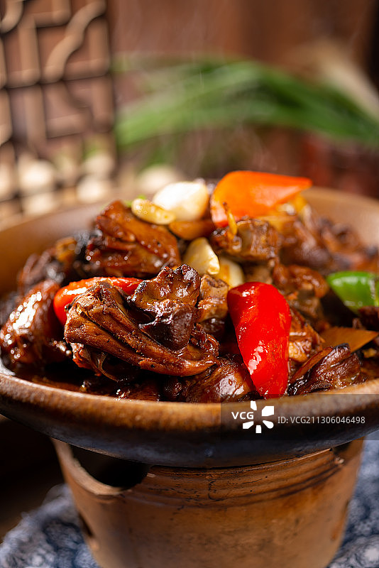 地锅红烧土鸡图片素材