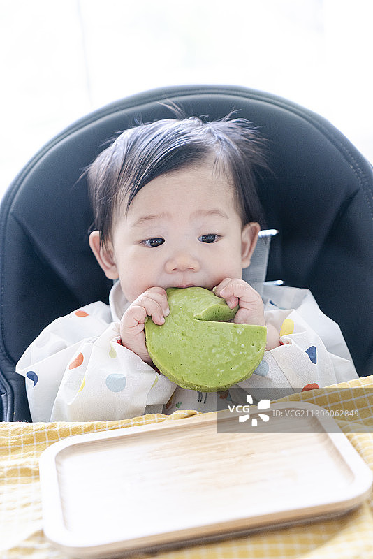 婴儿喜欢吃仿抹茶山药菠菜无糖蒸蛋糕图片素材