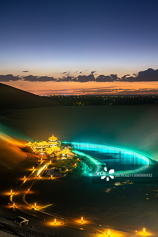 敦煌鸣沙山月牙泉图片素材