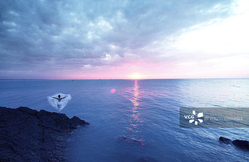 少女霞光图片素材