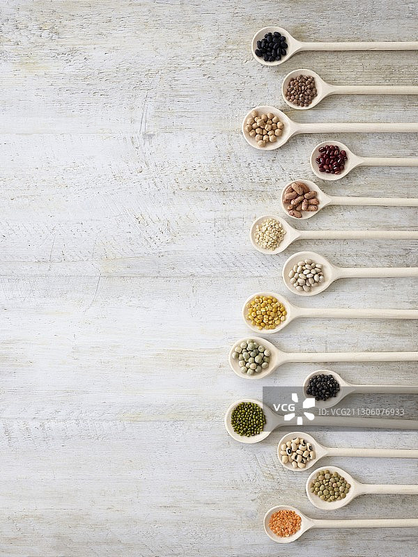 木勺上的豆类图片素材