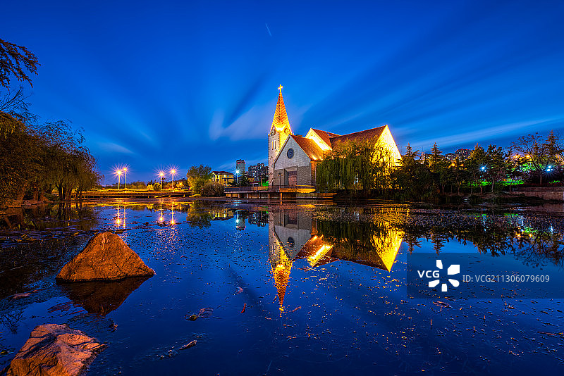 青岛王家下河基督教堂，依李村河而建，夜色中水面光影相映图片素材