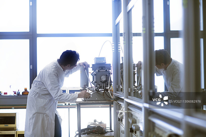 化学家使用真空泵图片素材