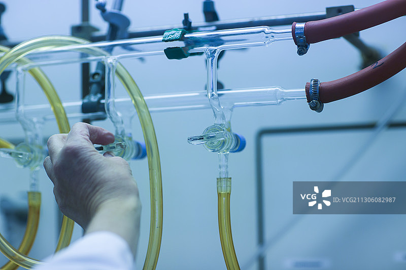 化学家调整滴定管图片素材