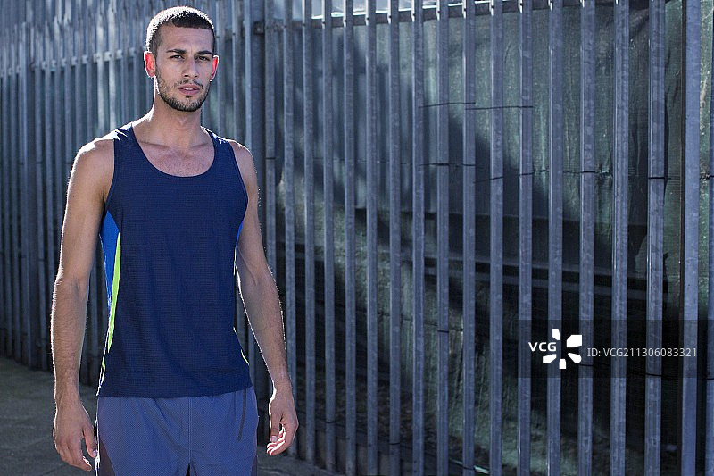 身穿蓝色背心的年轻男人图片素材