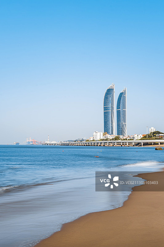 中国福建厦门双子塔和白城沙滩清晨慢门风光图片素材