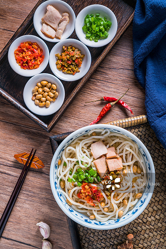 放在藤编托盘里的一碗桂林米粉图片素材