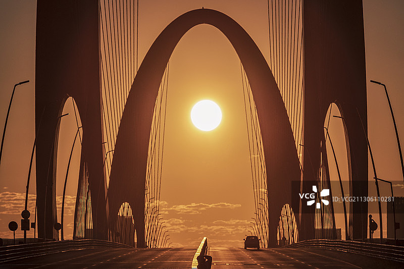 木樨地桥、盘古、四惠、首钢大桥、北京中信大厦悬日图片素材