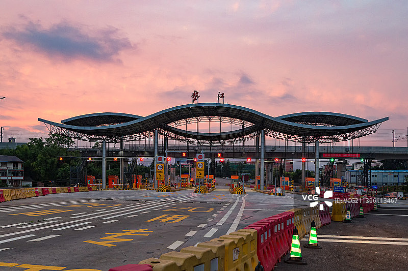 晚霞中的重庆垫江高速收费站图片素材