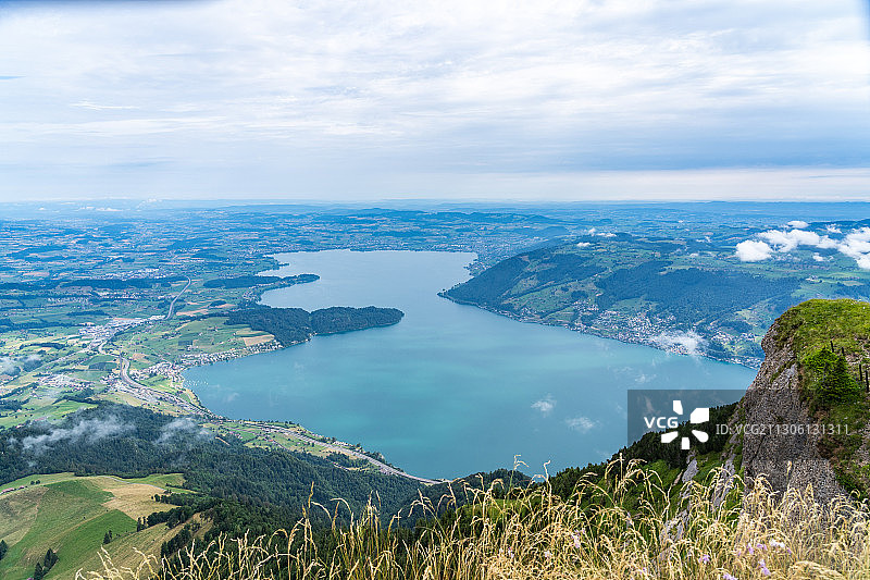 从瑞士瑞吉山俯瞰楚格湖图片素材