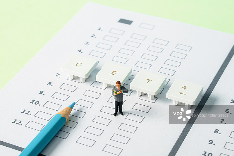 答题卡上看书学生时间紧迫准备英语四级考试图片素材