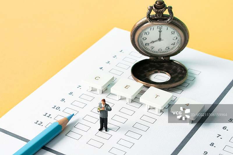 答题卡上看书学生时间紧迫准备英语四级考试图片素材