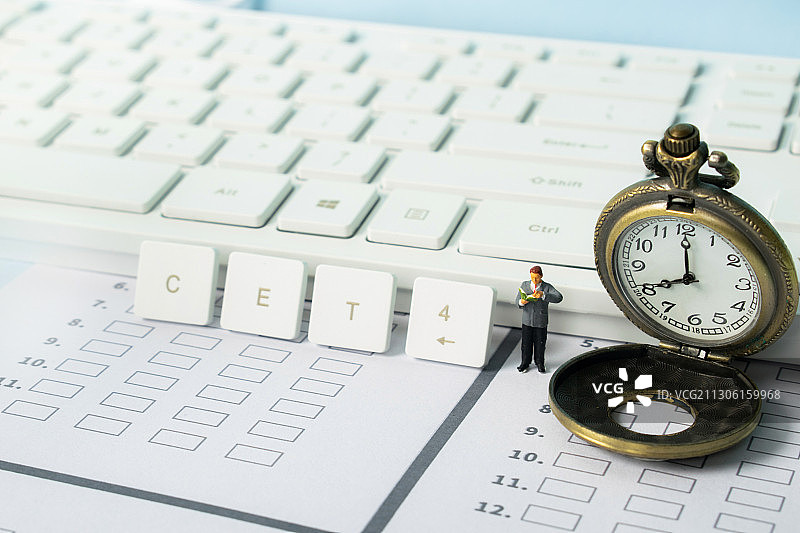 答题卡上看书学生时间紧迫准备英语四级考试图片素材