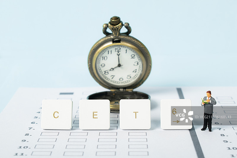 答题卡上看书学生时间紧迫准备英语六级考试图片素材