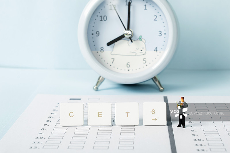 答题卡上看书学生时间紧迫准备英语六级考试图片素材