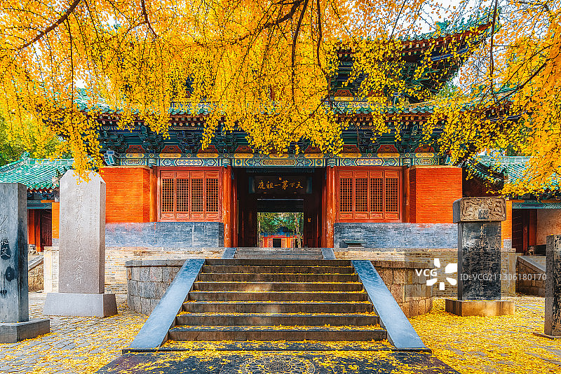 全国重点文物保护单位中国河南郑州市登封少林寺秋景户外风光图片素材